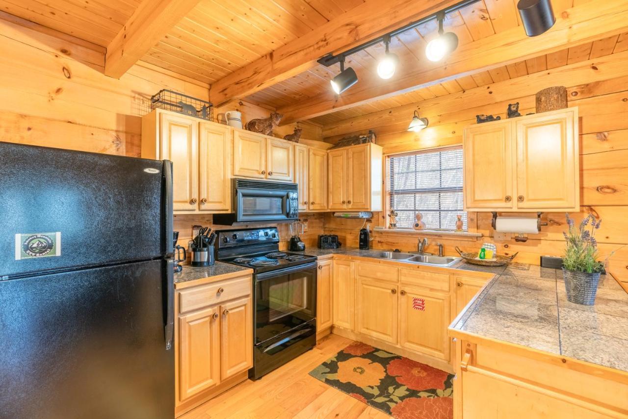 Moonshine Ridge Cabin With Hot Tub And Fire Pit Pigeon Forge Exterior photo