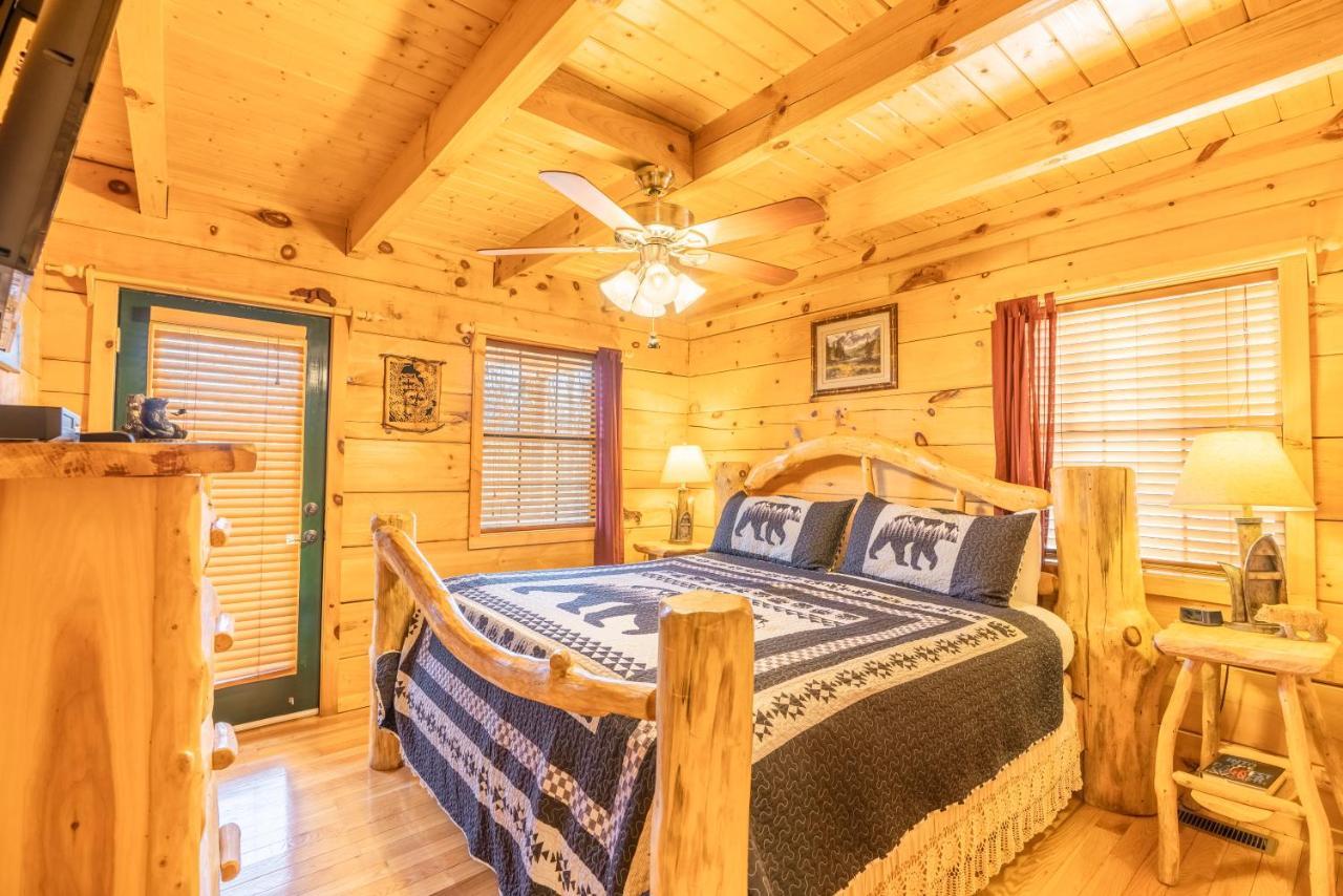 Moonshine Ridge Cabin With Hot Tub And Fire Pit Pigeon Forge Exterior photo