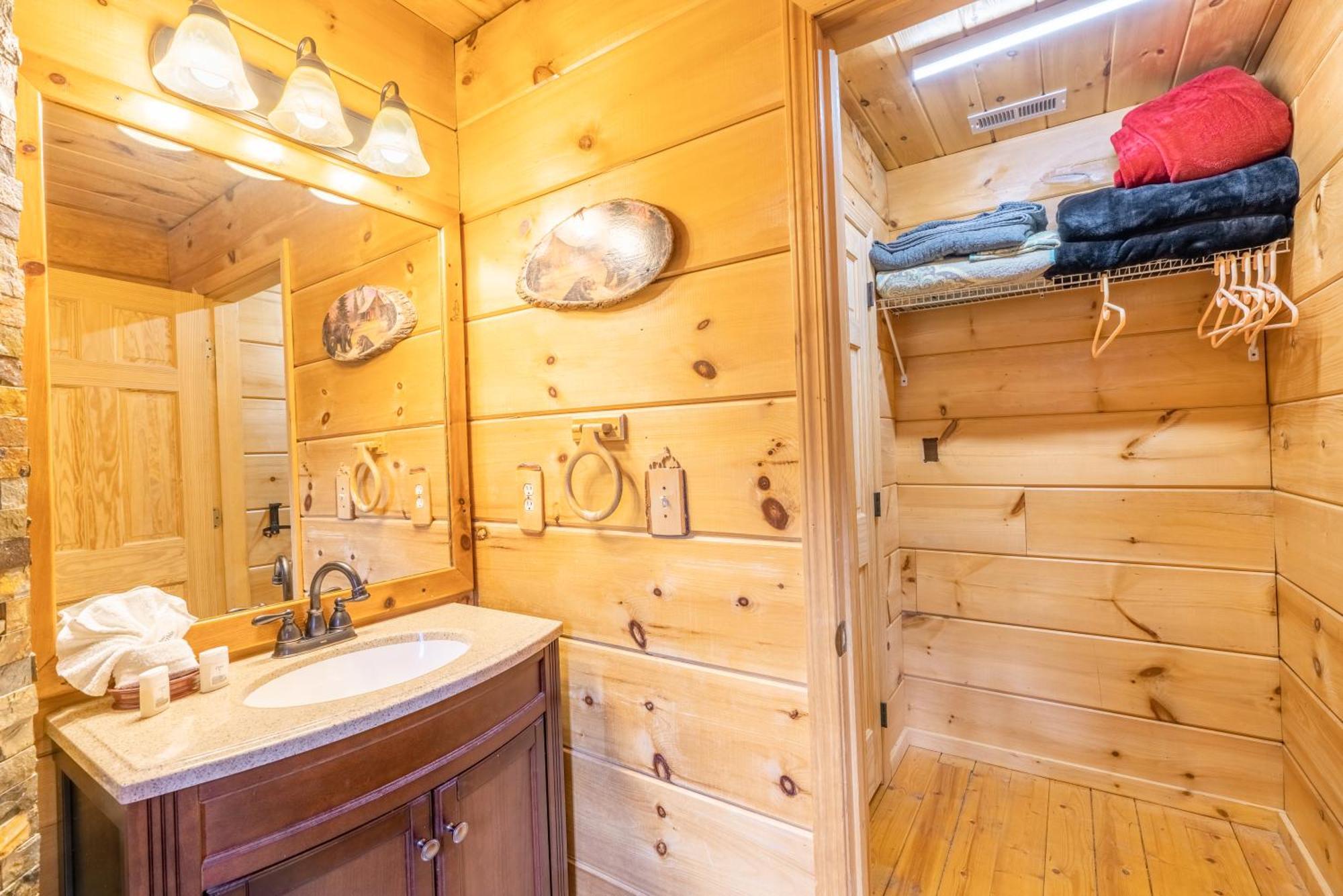 Moonshine Ridge Cabin With Hot Tub And Fire Pit Pigeon Forge Exterior photo